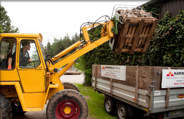 Lieferwagen von Kaminholz Priewe bringt Brennholz direkt vor die Haustür